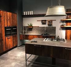 Reduziert Auf Ein Minimum An Dekor Verbreitet Die Graphisch Streng Kuche Dennoch Wohltuende Behaglichkeit Durch Das Warme Rotlichbraun Kitchen Decor Home Decor