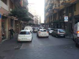 Non lontano dal centro di nocera inferiore disponiamo di un appartamento in condominio al 4° piano senza ascensore completamente ristrutturato composto da un ampio ingresso, cucina grande con balcone con vista panoramica, due. Nocera Inferiore Volano Schiaffi Davanti Alla Banca Agro Today