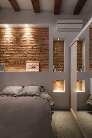 niche transformee en tete de lit et espace de rangement pratiques amenagement petite chambre chambre parentale moderne deco chambre originale