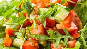 Wie Dieser Herrlich Einfache Aber Doch Interessante Salat Zubereitet Werden Kann Zeigt Frank Rosin Hier Rucola Salat Salat Interessante Salate
