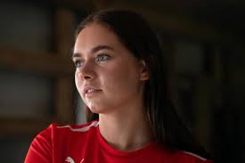 Popstjerne sang kun under bruseren: 8,7 millioner afspilninger senere  spiller Mumle på store festivaler