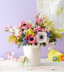 Fruhlingsstrauss Aus Anemonen Mimosen Und Eleganznelken Fruhlingsstrauss Schone Blumen Blumen Blumenstrauss