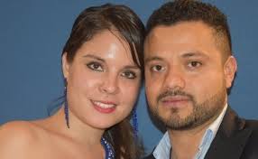 Disfrutan viaje de bodas en Francia