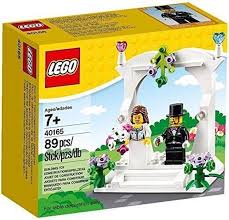 Features A Minifigure Bride And Groom With A Bouquet And Golden Ring Plus A Wedding Arch Decorat Hochzeitsandenken Hochzeitstorte Frische Blumen