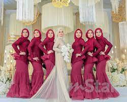 Gaun pengantin muslimah simple tapi elegan. Baju Bridesmaid Warna Maroon Radea