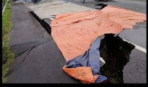 Longsor atau pergeseran tanah mengakibatkan sekitar 50 meter dengan kedalaman hingga 3 meter. Fhaghdem Dc Zm