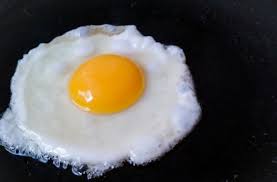 Telur tidak dikhawatirkan lagi adalah asupan gizi yang bagus untuk badan. Tips Masak Telur Ceplok Setengah Matang Dari Chef Hotel Anti Gagal Guideku Com