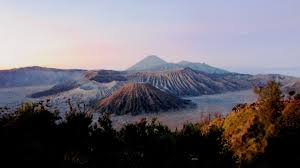 Pemandangan gunung bromo yang begitu indah juga bisa kamu adopsi ke dalam sebuah lukisan alam untuk dijadikan elemen dekorasi dinding kamar. 20 Lukisan Pemandangan Gunung Bromo Arti Gambar