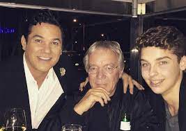 95 fotos e imágenes de christopher dean cain. Get To Know The Family Life Of Famed Actor Dean Cain Dean Cain Celebrity Families Cain