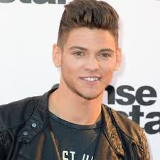 Mais ne comptez pas sur philippe lellouche, à l'origine du cliché, pour vous en dire plus… Rayane Bensetti La Biographie De Rayane Bensetti Avec Voici Fr