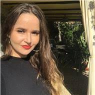 Que le ocurre a la gráfica de la parábola normal cuando la ecuación es  multiplicada por dos?