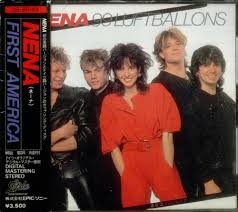 E f#m a b7 neunundneunzig luftballons auf ihrem weg zum horizont hielt man fuer ufos aus dem all, darum schickte ein general 'ne fliegerstaffel hinterher. Nena 99 Luftballons Japanese Cd Album Cdlp 545088