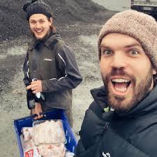 He's back from the south folks 🍻 Cheers to an all time tour  @wandering_sandals Head Chef is back in the house to cook up a summer full  of veg for the Hutt