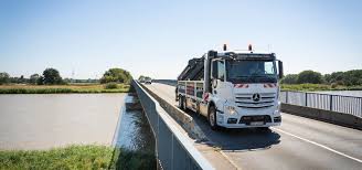 Actros With Large Crane The Application Information Centre Presents The Combination Of A Hiab Crane And A Mercedes Benz Trucks Roadstars