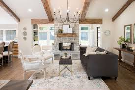 Season 4 Episode 1 The Cargo Ship House Chip Joanna Gaines Farm House Living Room Farmhouse Style Living Room Joanna Gaines Living Room