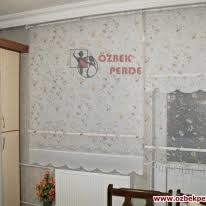 Mutfak camlarının önüne illa ki camı tamamen kapatan bir perde yerleştirmek zorunda değilsiniz. Mutfak Perdesi