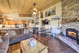 All of the big bear lake cabins and vacation homes come with fully equipped kitchens and bbqs. Bears Den Luxury Cabin About 8 Mi To Big Bear Lake Big Bear City Updated 2021 Prices