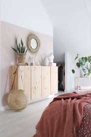 scandinavisch boho slaapkamer met roze en hout tinten slaapkamer slaapkamerideeen slaapkamer interieur
