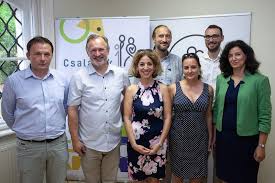 Fiatalon az élet nagy részében azt tesszük, amit mások elvárnak, az önkéntesség viszont arról szól, amit mi szeretnénk csinálni, és amire saját elhatározásunkból áldozunk időnkből, pénzünkből. Apak Napja Kepmas Magazin