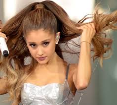 En redes sociales se dio a conocer que la cantante ariana grande se casó este din de semana con un agente de bienes raíces llamado dalton gomez. Em Segredo Ariana Grande Casa Se De Surpresa Com Dalton Gomez Mundo Flash