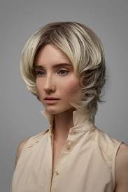 Auffällige braune haare mit highlights look | mit einer blonden strähne in dunkleren haaren sieht man sehr spielerisch und lebendig aus. Balayage Fur Kurze Haare Alles Uber Effekte Farben Und Farbetechnik