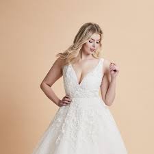 35 Designer Plus Size Wedding Dresses We Love