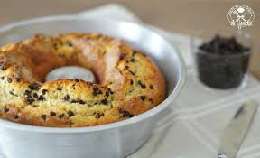 3 uova 200 g di zucchero 250 g di ricotta 100 g di noci finemente tritate 200 g di farina 00 1 bustina di lievito per dolci 50 g di cioccolato fonden. Ciambella Con Ricotta E Gocce Di Cioccolato Non Solo Dolci Di Giada