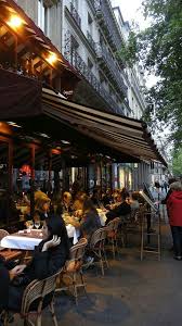 Empieza septiembre y en paris.cl tenemos los mejores juegos de terrazas para que disfrutes tu casa con los que más quieres. Esa Hermosa Costumbre De Las Terrazas Parisinas Paris Cafe Parisian Cafe Sidewalk Cafe
