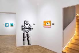 4000 &ndash; Invader chez Over The Influence Paris. &ndash; Un oeil qui tra&icirc;ne&hellip;