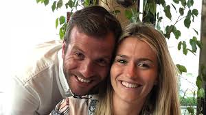 Rafael van der vaarts neue freundin estavana polman hat herzprobleme. Knieverletzung Rafael Van Der Vaart Steht Estavana Bei Promiflash De