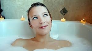 Badewannenaufsatz / duschabtrennung aus glas oder kunststoff als spritzwasserschutz für die badewanne günstig online kaufen. Entspannung Und Erholung In Der Badewanne Netzathleten De