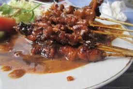 Tak hanya di padang lezatnya masakan padang sudah tekenal sampai ke seluruh penjuru daerah di nusantara.saat pergi ke daerah mana pun, kita bisa dengan mudah menemukan restoran padang atau rumah makan padang. 12 Kuliner Wajib Jika Kamu Liburan Ke Kabupaten Magetan