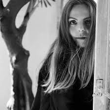 Dzień dobry, 🌼Czuję, że każdy z nas ma do zrealizowania swoją własną  ścieżkę, swoje własne przeznaczenie. 🌼Pamiętam bardzo dobrze jak czułam  się, kiedy robiłam coś wbrew sobie: pracowałam jako modelka, studiowałam  socjologię.