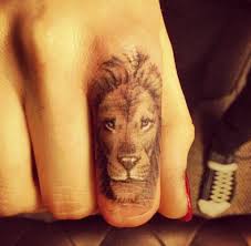 Finger tattoos are a huge trend! Ein Lowenkopf Auf Dem Zeigefinger Cara Delevingne Zeigt Ihr Erstes Tattoo Welt