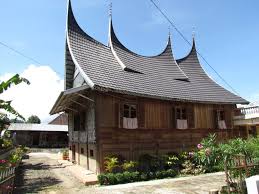 Pada zaman kerajaan paguruyung yang akan ditaklukan oleh pasukan majapahit. Sejarah Dan Filosofi Rumah Adat Minangkabau Beserta Gambar Dan Penjelasan Rumah123 Com