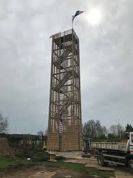 Op de top van de vroegere skiheuvel werd een uitkijktoren neergepoot van ruim 11meter hoog. Uitkijktoren Grasveld Tuin En Landschapsarchitecten