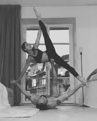 Vad säger stjärnorna om din framtid? Uzivatel Paolo Roberto Na Twitteru 05 35 Acroyoga Med Elin Harkonen Att Skylla Pa Nagon Annan For Hur Man Mar Ar Som Om Det Kliar Pa Huvudet Sa Kliar Man Sig Pa Rumpan