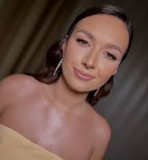 Cześć ! Przyszła pora na przedstawienie się nowo przybyłym tu osobom :)  Nazywam się Alicja Mazur-Wilk. Mam 32 lata, z wykształcenia jestem  kosmetologiem oraz absolwentką wrocławskiej szkoły Pro Academy School of  Makeup.