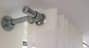 detail wandsteun gegalvaniseerde roede en vadain groove ringgordijn bij klanten in ermelo gordijnen raambekleding wanden