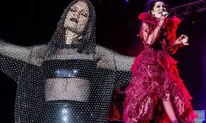 Jessie J Slips Into An Array Of Sultry Stage Outfits On R O S E European Tour Daily Mail Online Jessie j, jessica ellen cornish de son vrai nom, est une auteur compositeur interprète britannique très connue pour avoir commencé sa carrière en composant pour rihanna, justin timberlake ou encore alicia keys.