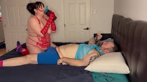 Bloopers e bastidores: Vixen em vermelho radiante derrete grande urso de  gelo azul de inverno com fogo sizzling