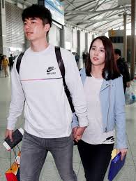 8살 연하 남편 기성용 의 빚더미 때문에 고통,시어머니에게 무시당했다는 진실. ê¸°ì„±ìš© í•œí˜œì§„ ë‹¤ì •í•˜ê²Œ ì†ìž¡ê³ 