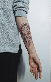 Traumfanger Tattoo Unterarm Innenarm Drei Federn Frau Tattoo Art Traumfanger Tattoo Tattoo Ideen Unterarm Unterarm Tattoo Vorlagen