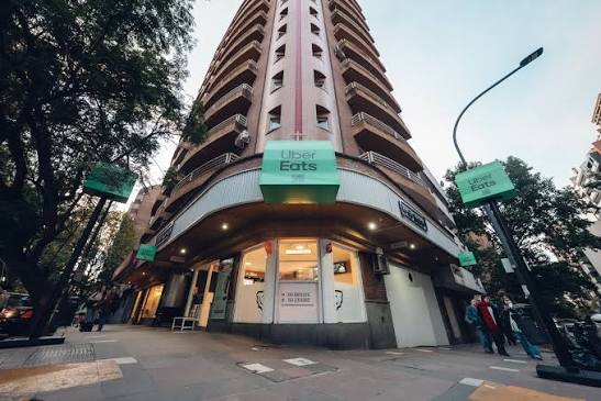Uber Eats &ldquo;đ&oacute;ng g&oacute;i&rdquo; nh&agrave; h&agrave;ng trong t&uacute;i giao h&agrave;ng khổng lồ trong chiến dịch OOH tại C&oacute;rdoba