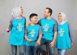 Pakailah baju muslim yang simpel namun tetap fashionable. Kaos Couple Keluarga Penampilan Terlihat Kompak Dan Serasi