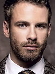 David beckham hält sich an die regeln und beweist mit seinem neuen selbst kreierten buzz cut dass man seine frisur auch ohne großen aufwand selbst in den griff bekommen kann. David Beckham Frisur 2009 Ayayhome