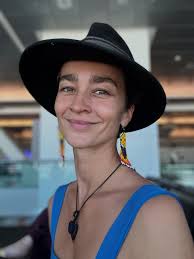 This is me when I work with photographers for photography workshop while in  Montreal, improvising and channeling the present moment and the emotions  which comes through me ✨ #photooftheday #photoshoot #photographyclass  #learnphotography #