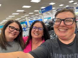 Can somone make this photo funny and change background