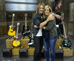Keith Urban Appears On Hsn To Sell His Guitars Daily Mail