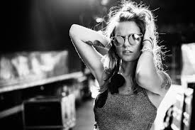 Black And White Music Video Female Singer 90s Tove Lo Premieres New Song Cool Girl Via Spotify Cool Girl Female Celebrity Fashion Premiere